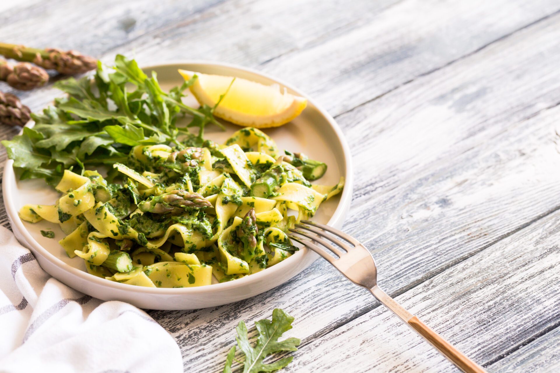 Fresh homemade tagliatelle with spinach and asparagus. pasta with cream sauce and vegetables Makler Osnabrück Rezept
