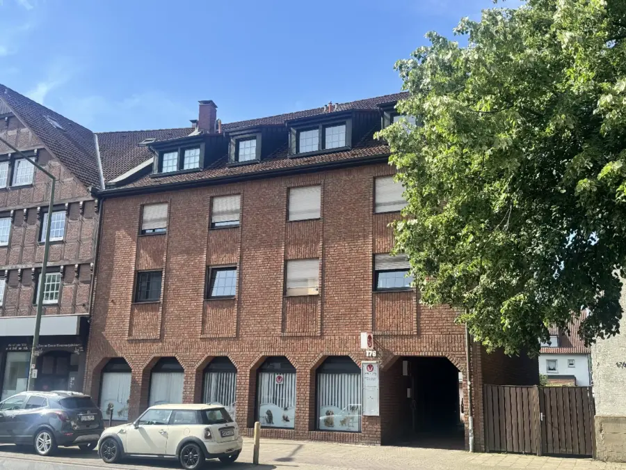 Solide Wohnung mit großem Balkon, großem Keller, Garage und Buslinie M1 vor der Tür, 49082 Osnabrück