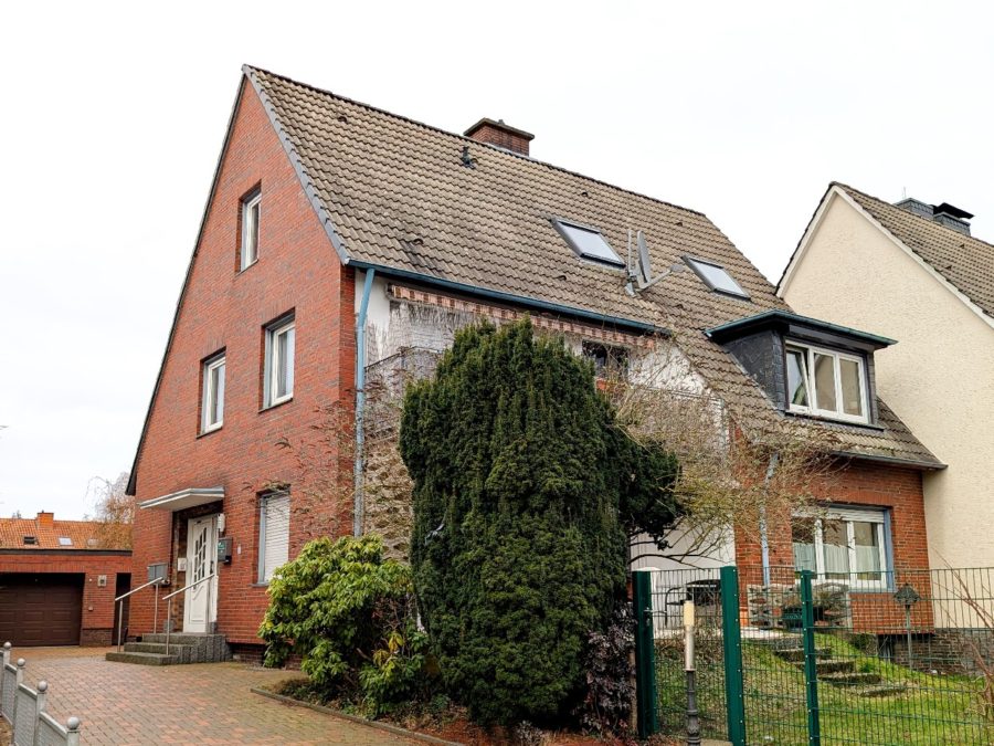 Solides und gepflegtes Zweifamilienhaus mit ausgebautem Dachgeschoss in Hasbergen, 49205 Hasbergen