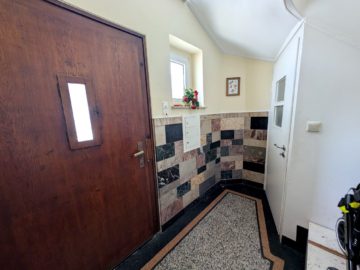 Hauseingang - Gepflegtes Dreifamilienhaus am Kalkhügel