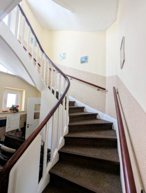 Treppenhaus - Gepflegtes Dreifamilienhaus am Kalkhügel