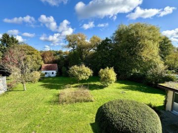 Blick über das Gartengrundstück - Traumhaft idyllische Lage in Hellern - eine seltene Kaufgelegenheit!