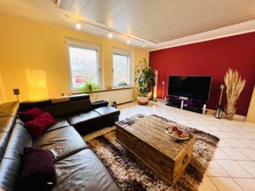 Schicke 3-Zimmer-ETW mit moderner Einbauküche und Westbalkon - Gut geschnittenes Wohnzimmer