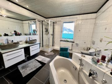 Schicke 3-Zimmer-ETW mit moderner Einbauküche und Westbalkon - Großes, schickes Tageslichtbad