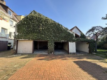 Hof mit 4 Garagen - Dreifamilienhaus mit 4 Garagen und Eigentumsgrundstück am Sonnenhügel