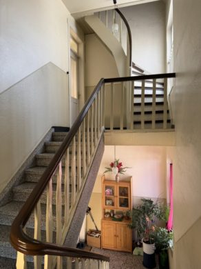 Treppenhaus zu den drei Wohnungen und dem Dachboden - Dreifamilienhaus mit 4 Garagen und Eigentumsgrundstück am Sonnenhügel