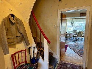 Flur mit Blick ins Wohnzimmer - Charmantes Reihenhaus am Schölerberg zum Selbstgestalten