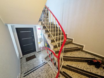 Treppenhaus - Saniertes Zweifamilienhaus in grüner Waldrandlage von Lüstringen