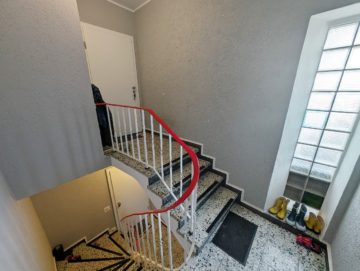 Treppenhaus Obergeschoss - Saniertes Zweifamilienhaus in grüner Waldrandlage von Lüstringen