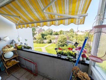 Balkon mit Markise - 4-Zimmer-Wohnung mit Balkon im Bereich Sonnenhügel/Dodesheide