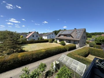Topgepfl. ZFH mit großem Grundstück + weiterer Bebauungsmöglichkeit - Alles tip-top! Großzügiges, solides ZFH mit 4 Garagen und besonders großem Grundstück