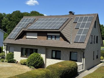 handenPhotovoltaikanlage bereits vorhanden - Alles tip-top! Großzügiges, solides ZFH mit 4 Garagen und besonders großem Grundstück