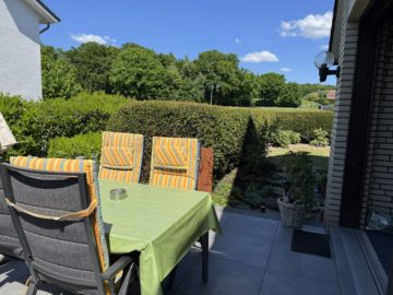 ...mit Terrasse oder Balkon - Alles tip-top! Großzügiges, solides ZFH mit 4 Garagen und besonders großem Grundstück