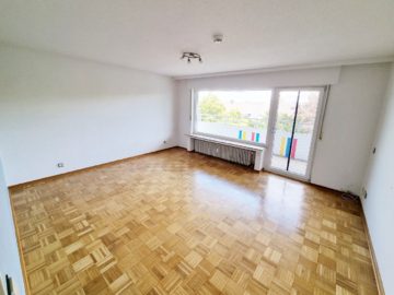 Helles Wohnzimmer - Für Jung und Alt: Barrierearme 2,5-Zimmer-Wohnung mit Balkon