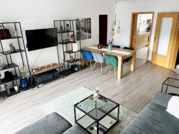 Bild - Gut geschnittene 4-Zi.-Wohnung: Balkon mit Blick ins Grüne und Tiefgarage