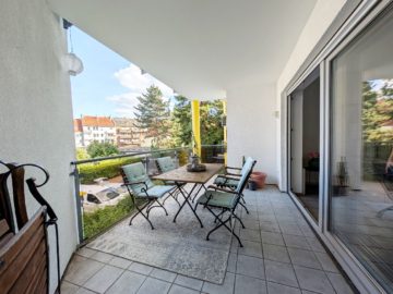 Bild - Gut geschnittene 4-Zi.-Wohnung: Balkon mit Blick ins Grüne und Tiefgarage