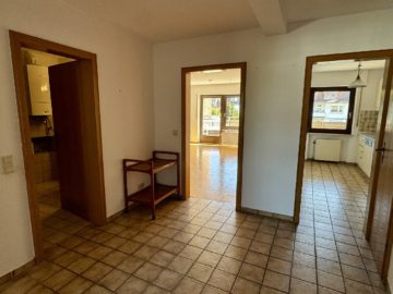 Geräumige Diele - Am Schölerberg: Solide 3-Zimmer-Wohnung mit besonders großem Balkon