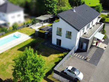 Bild - Vor den Toren der Stadt: Repräsentatives Einfamilienhaus mit luxuriöser Ausstattung