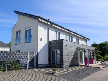 Bild - Vor den Toren der Stadt: Repräsentatives Einfamilienhaus mit luxuriöser Ausstattung