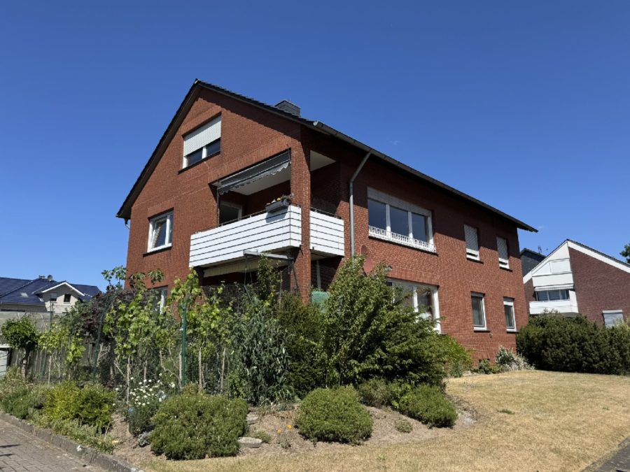 Solides Zweifamilienhaus mit 4 Garagen und Ausbaureserve im Dachgeschoss, 49504 Lotte