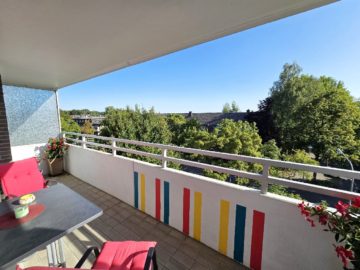 Sonniger, überdachter Balkon mit Blick ins Grüne - Für jung und alt: Barrierearme 2,5-Zimmer-Wohnung mit Balkon