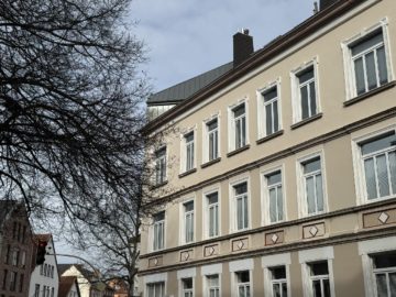 Viele Fenster sorgen für lichtdurchflutete Räume - Toplage direkt am Jahnplatz- ETW mit Charme und Stellplatz