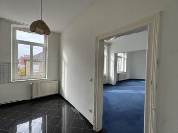 Blick von der Küche zum Wohn-Esszimmer - Toplage direkt am Jahnplatz- ETW mit Charme und Stellplatz