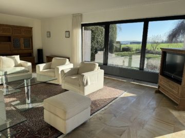 Geräumiges Wohnzimmer mit Gartenblick - Großzügiges Wohnhaus mit ELW in bester Feldrandlage von Belm