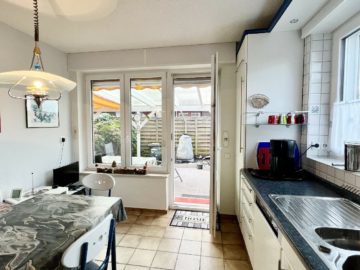 Solides Einfamilienhaus in schöner Sackgassenlage - Die Küche mit Zugang zur Terrasse