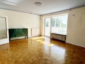 Wohnzimmer mit Parkettboden - Über den Dächern der Weststadt: 2-Zimmer-Wohnung in beliebter Stadtlage