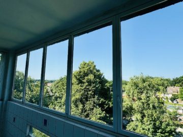 Balkon durch Glas-Faltwand zum Wintergarten - Über den Dächern der Weststadt: 2-Zimmer-Wohnung in beliebter Stadtlage