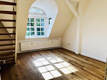 Charmantes Wohnzimmer mit Treppe in die obere Etage - In Bestlage! Top-Wohnung über den Dächern des Westerbergs