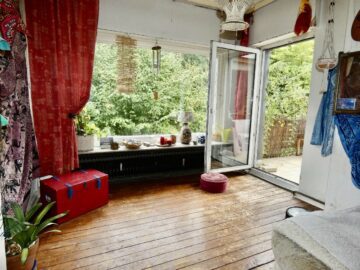 Kaufgelegenheit: Dreifamilienhaus am Kalkhügel - renovieren + profitieren! - Zimmer mit Holzdielen