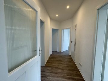 Die erste von drei top-modernisierten Wohnungen - Seltene Kaufgelegenheit: Top-modernisiertes Dreifamilienhaus am Sonnenhügel