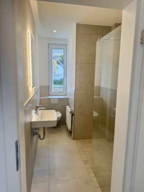 Erstes von drei top-ausgestatteten Bädern - Seltene Kaufgelegenheit: Top-modernisiertes Dreifamilienhaus am Sonnenhügel