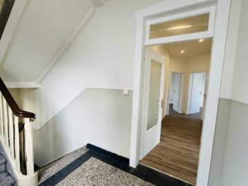 Zugang zur schönen Wohnung mit Balkon im 1. OG - Seltene Kaufgelegenheit: Top-modernisiertes Dreifamilienhaus am Sonnenhügel