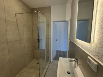 Zweites hochwertiges Bad mit Walk-in-Dusche - Seltene Kaufgelegenheit: Top-modernisiertes Dreifamilienhaus am Sonnenhügel
