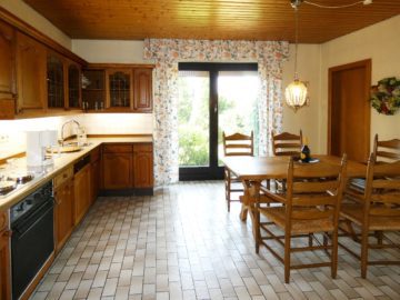 Wallenhorst-Rulle - Großzügiges Wohnhaus mit Traumgrundstück - Wohnküche mit Gartenzugang